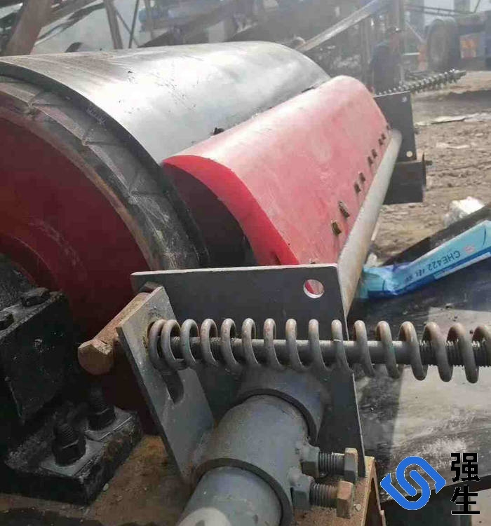 濱州強(qiáng)生重工(電話18366865222)專注生產(chǎn)聚氨酯清掃器清掃器,輸送帶清掃器,皮帶機(jī)清掃器,聚氨酯清掃器,皮帶清掃器,聚氨酯刮刀、聚氨酯刮板、清掃器刮板、聚氨酯清掃器