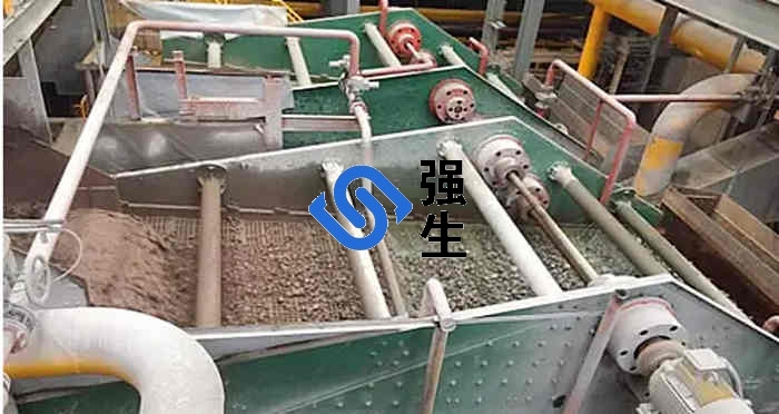 振動篩網(wǎng)現(xiàn)場操作.jpg 振動篩網(wǎng)現(xiàn)場操作.jpg