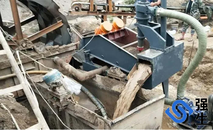 細(xì)砂回收機(jī)加工濕料現(xiàn)場.jpg 細(xì)砂回收機(jī)加工濕料現(xiàn)場.jpg